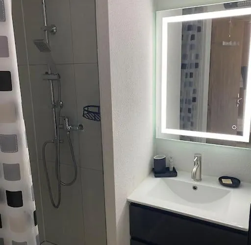 T2 Climatise A 1 Min Mer, Balcon, Piscine * Agde